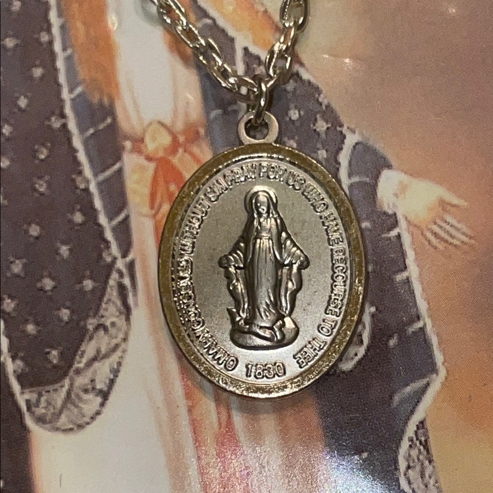 Silver Tone Pope John Paul’s Prayer to Our Lady Religious Pendant Necklace - Picture 1 of 6